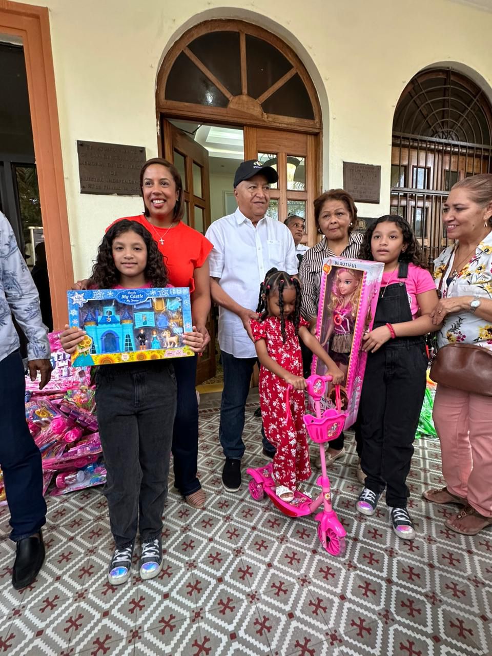 Ayuntamiento de San Cristóbal y “la viejita de Belén” entregan cientos de unidades de juguetes a niños
