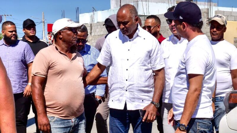 Senador Julito Fulcar anuncia inicio de asfaltado en Salinas; 15 kilómetros serán intervenidos desde la comunidad de Caldera