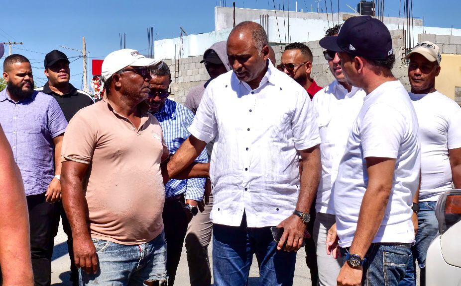Senador Julito Fulcar anuncia inicio de asfaltado en Salinas; 15 kilómetros serán intervenidos desde la comunidad de Caldera