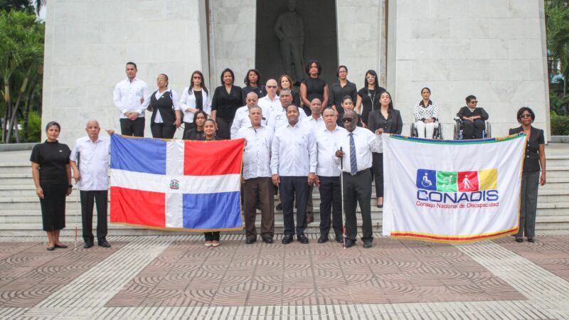 Conadis honró a los héroes de la patria con ofrenda floral en el altar de la patria