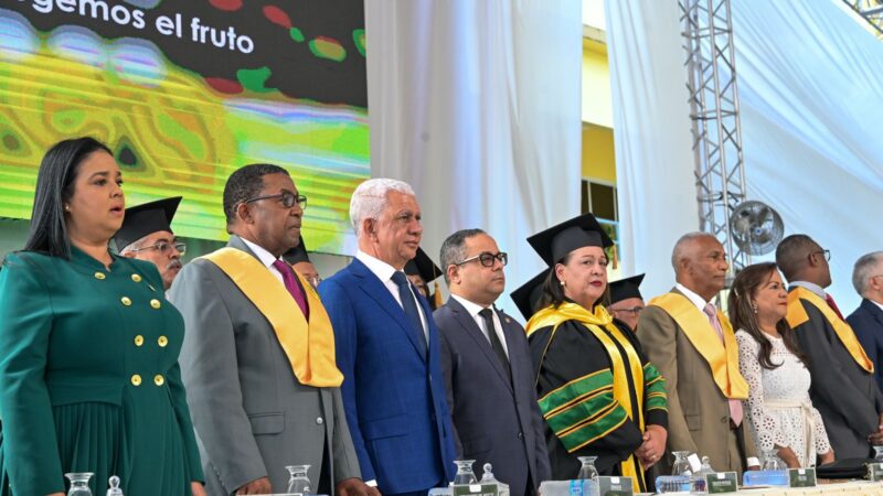 Ricardo de los Santos asiste a graduación ordinaria de UTECO