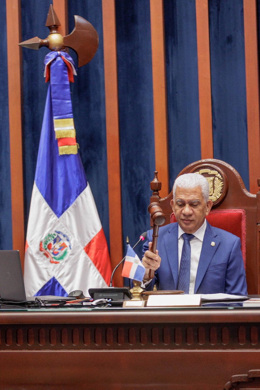 Presidente del Senado, Ricardo de los Santos, felicita al presidente Luis Abinader por la promulgación del Código Penal