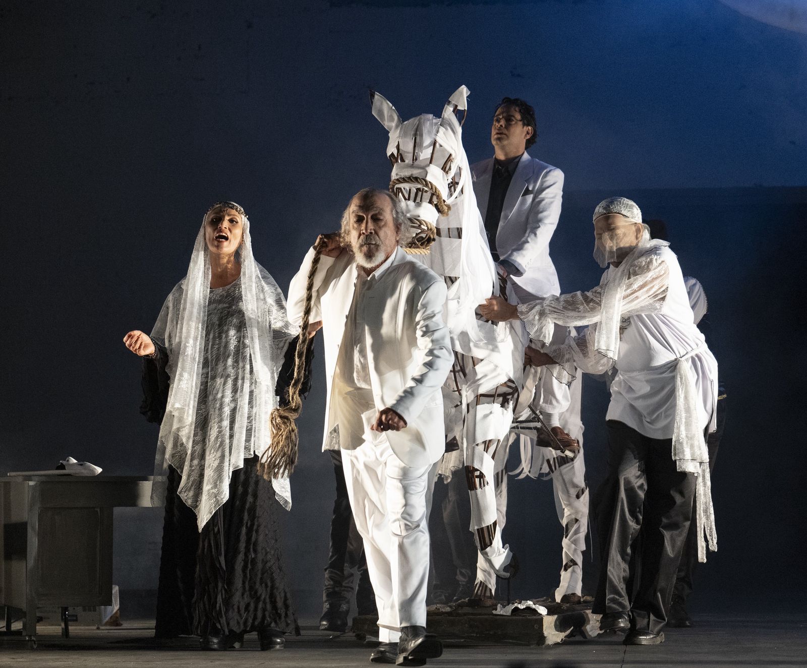 Bellas Artes rinde homenaje a Iván García y Emilio Aparicio en el Día del Teatro con una magistral puesta en escena de “El Sueño de la Vida”