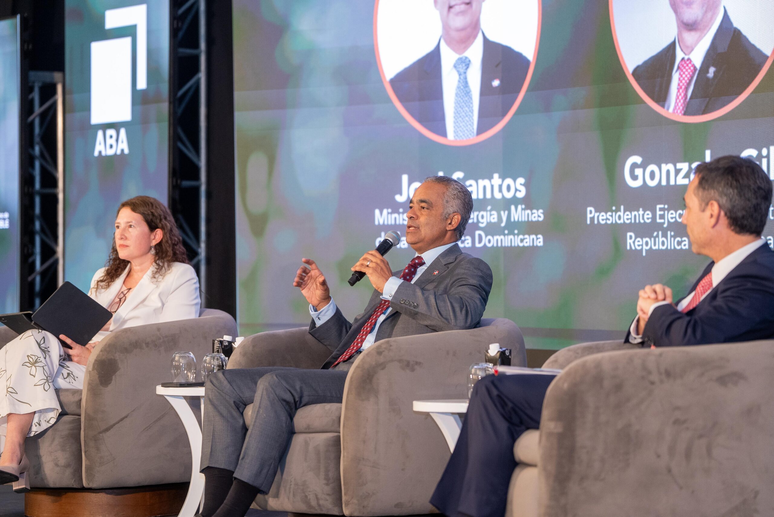 Ministro Joel Santos: “El 64 % de proyectos de energía renovable en RD es respaldado por el sector financiero”