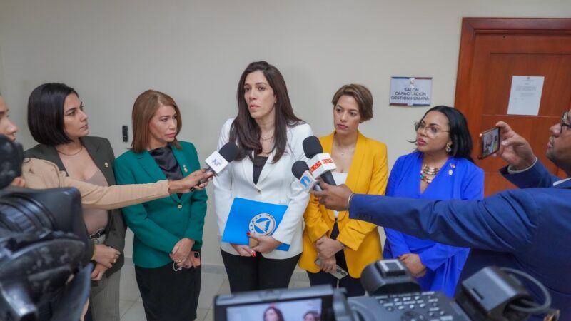 Diputada del Parlacen Krimilda Acosta presenta iniciativa para la tutela de niños huérfanos tras tragedia del Jet Set