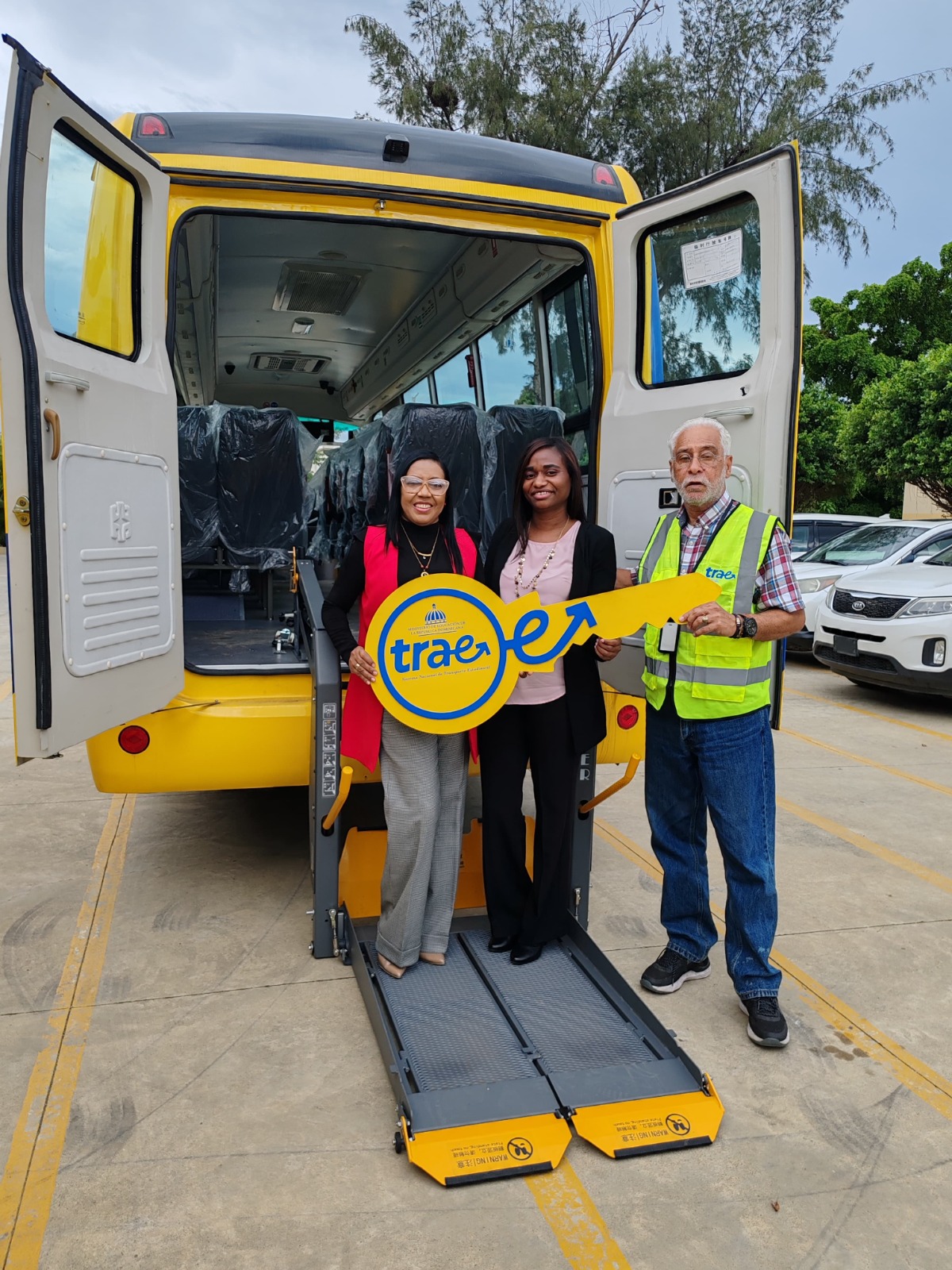 MINERD entrega tres autobuses accesibles para estudiantes con discapacidad en Santiago