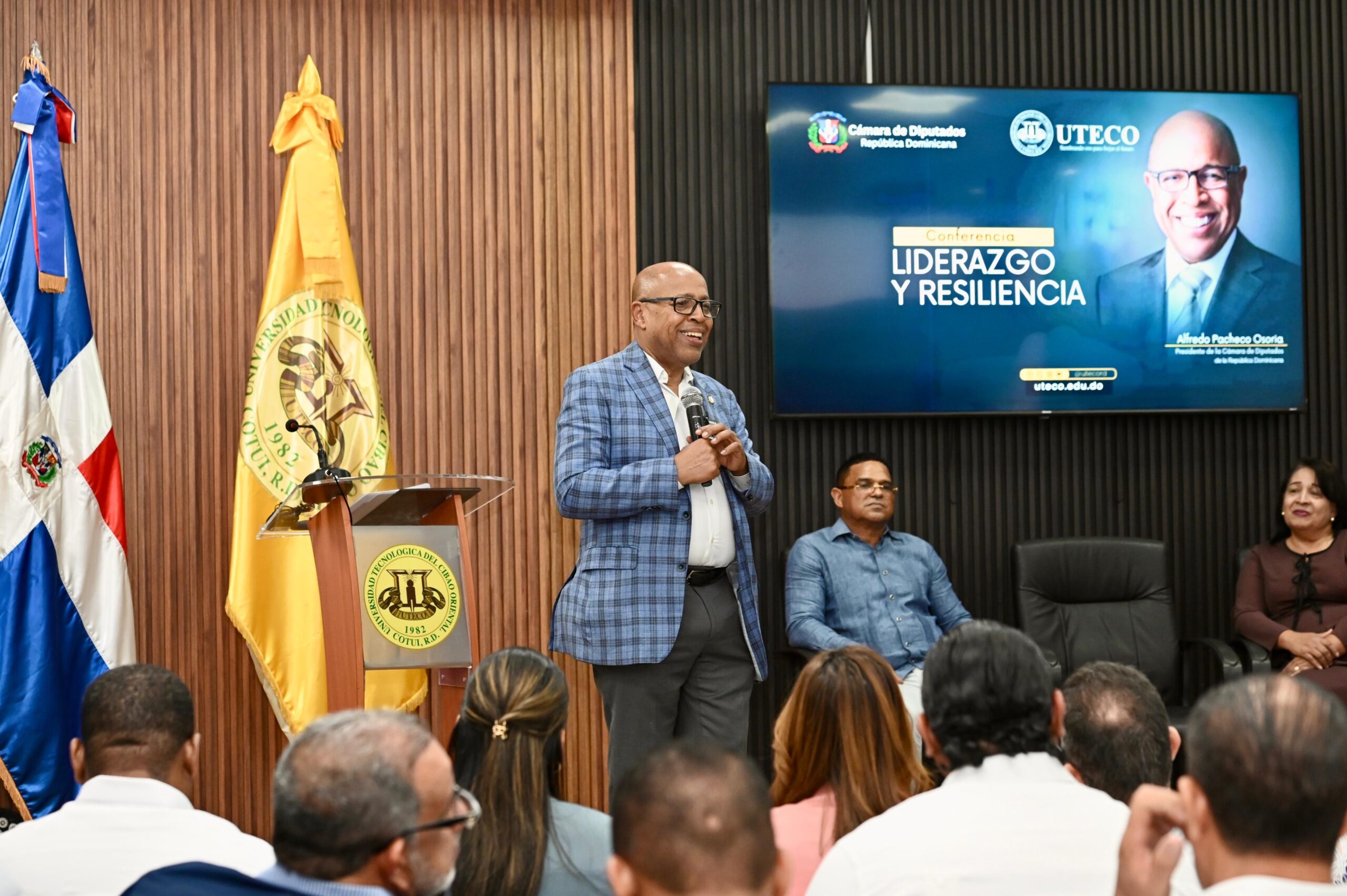 Alfredo Pacheco destaca la importancia del «Liderazgo y Resiliencia» en conferencia en la UTECO