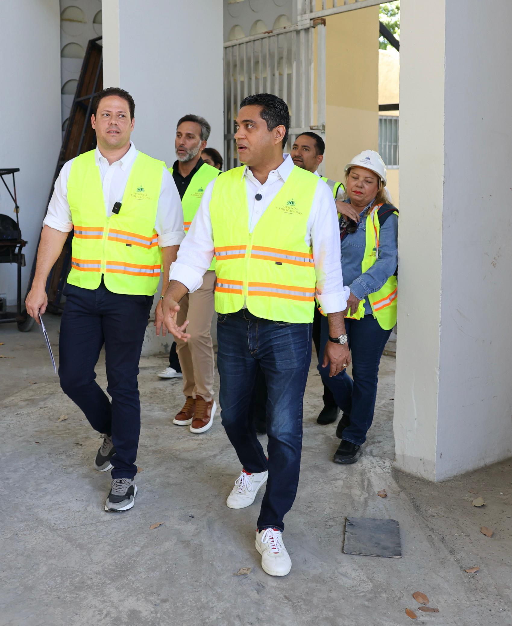 Ministros Carlos Bonilla y Kelvin Cruz supervisan remodelación del Centro Olímpico Juan Pablo Duarte