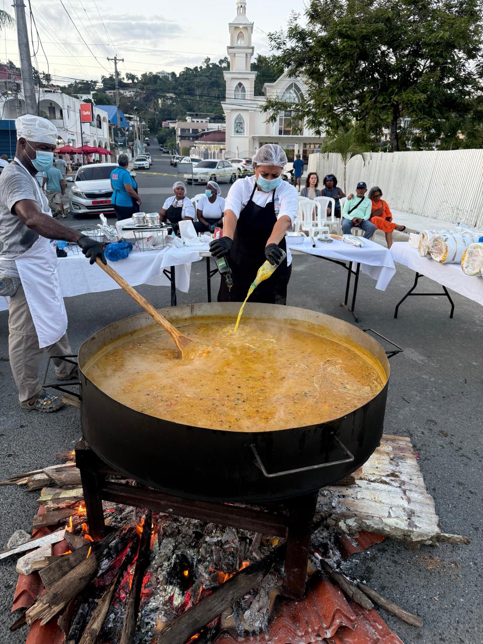 FEDA y chef Solangel Velázquez realizan Asopao de Mariscos con Coco para mil personas, en Samaná