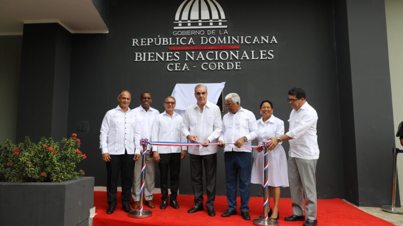 Presidente Abinader entrega más de 800 títulos de propiedad a familias de los municipios de Santo Domingo Este y Oeste