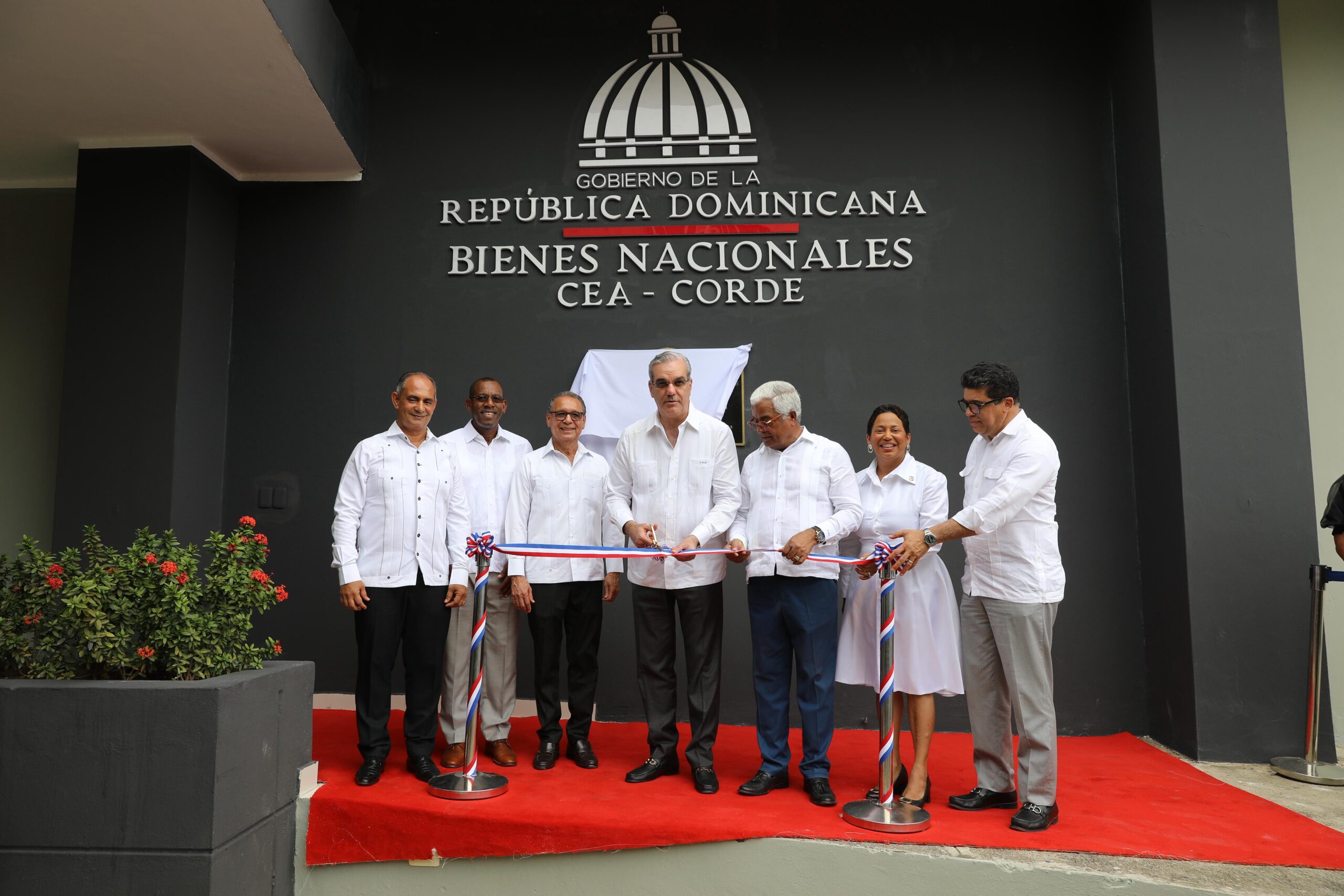 Presidente Abinader entrega más de 800 títulos de propiedad a familias de los municipios de Santo Domingo Este y Oeste