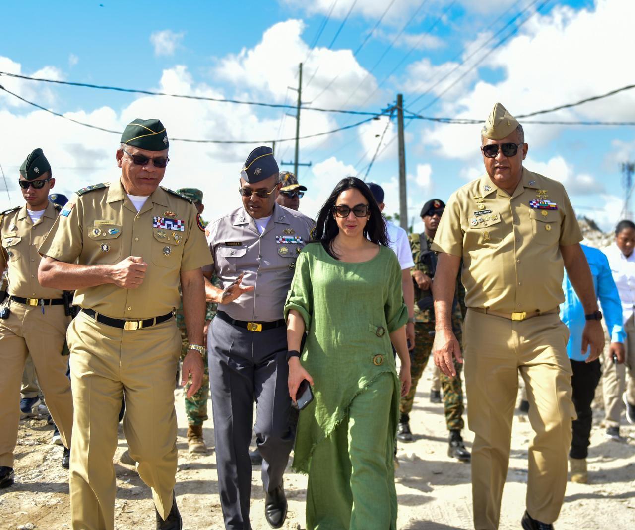 Ministros de Interior y Policía y de Defensa junto a directores de Migración y Policía Nacional, supervisan acciones de control en Matamosquito