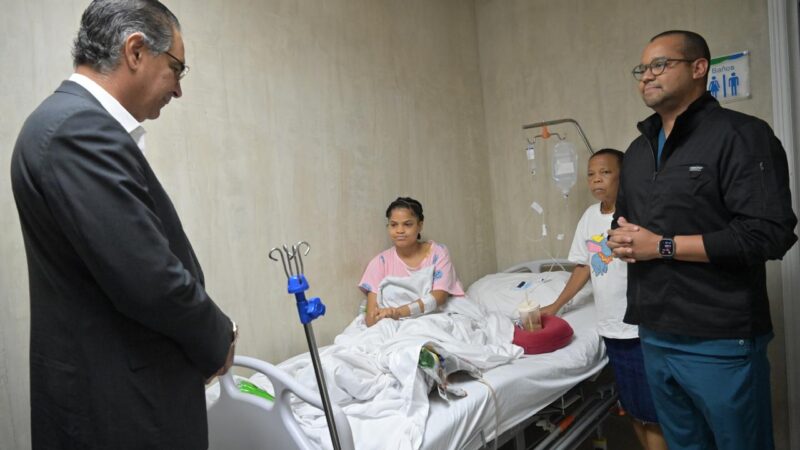 Director de SeNaSa visita a sobreviviente de la tragedia del jet set en el hospital Salvador B. Gautier