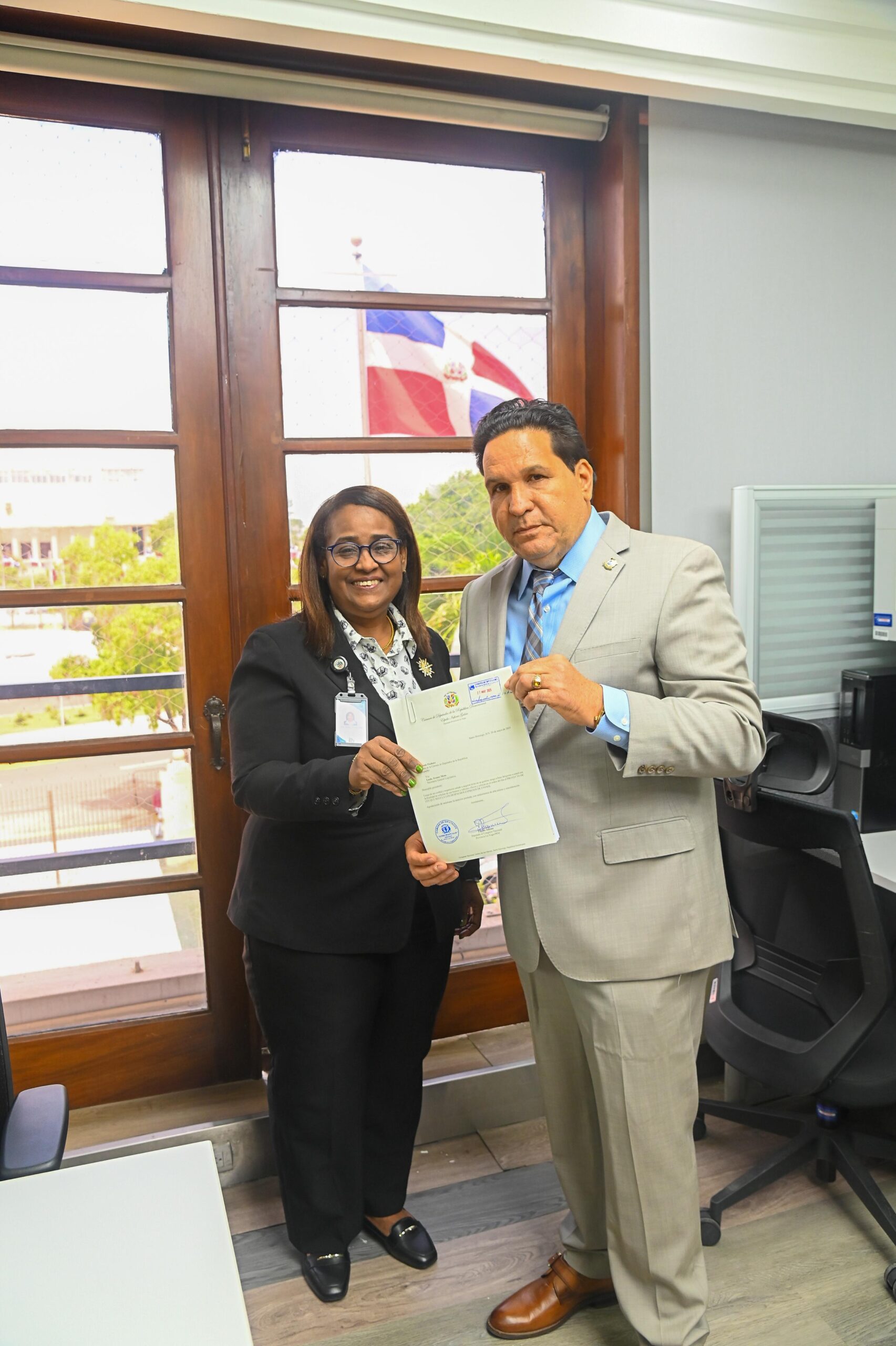 Diputado Elpidio Infantería Galán, representante de La Vega somete proyecto de ley que regula los despachos expresos de envío 