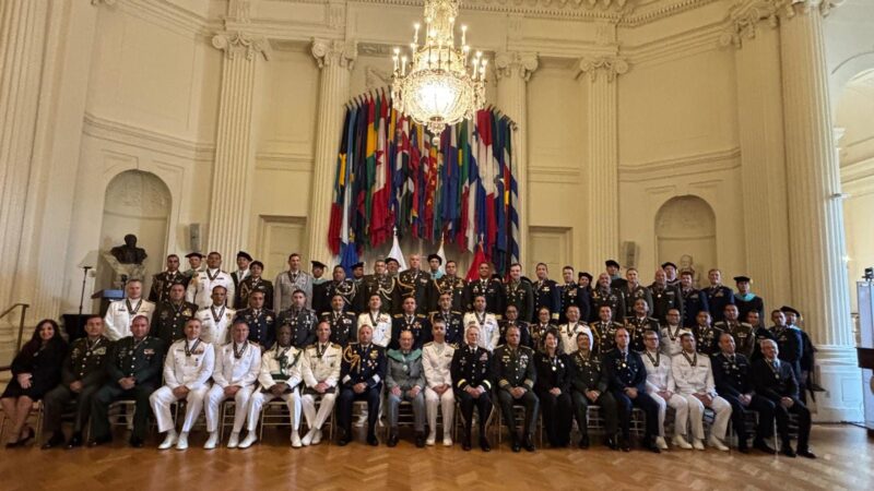 Ministro de Defensa fortalece lazos estratégicos en Washington y recibe importante reconocimiento internacional