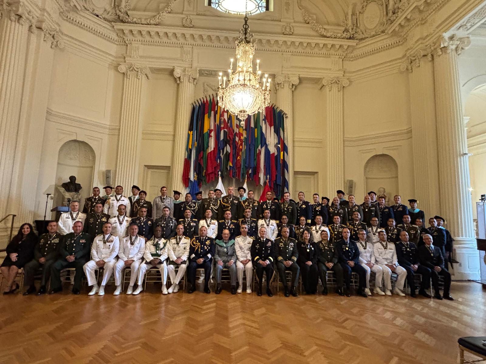 Ministro de Defensa fortalece lazos estratégicos en Washington y recibe importante reconocimiento internacional