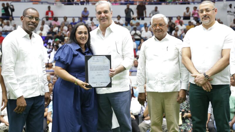 Presidente Abinader entrega 1,600 títulos de propiedad de un total de 2,521, en La Romana, garantizando estabilidad, futuro y dignidad a más de 10 mil personas