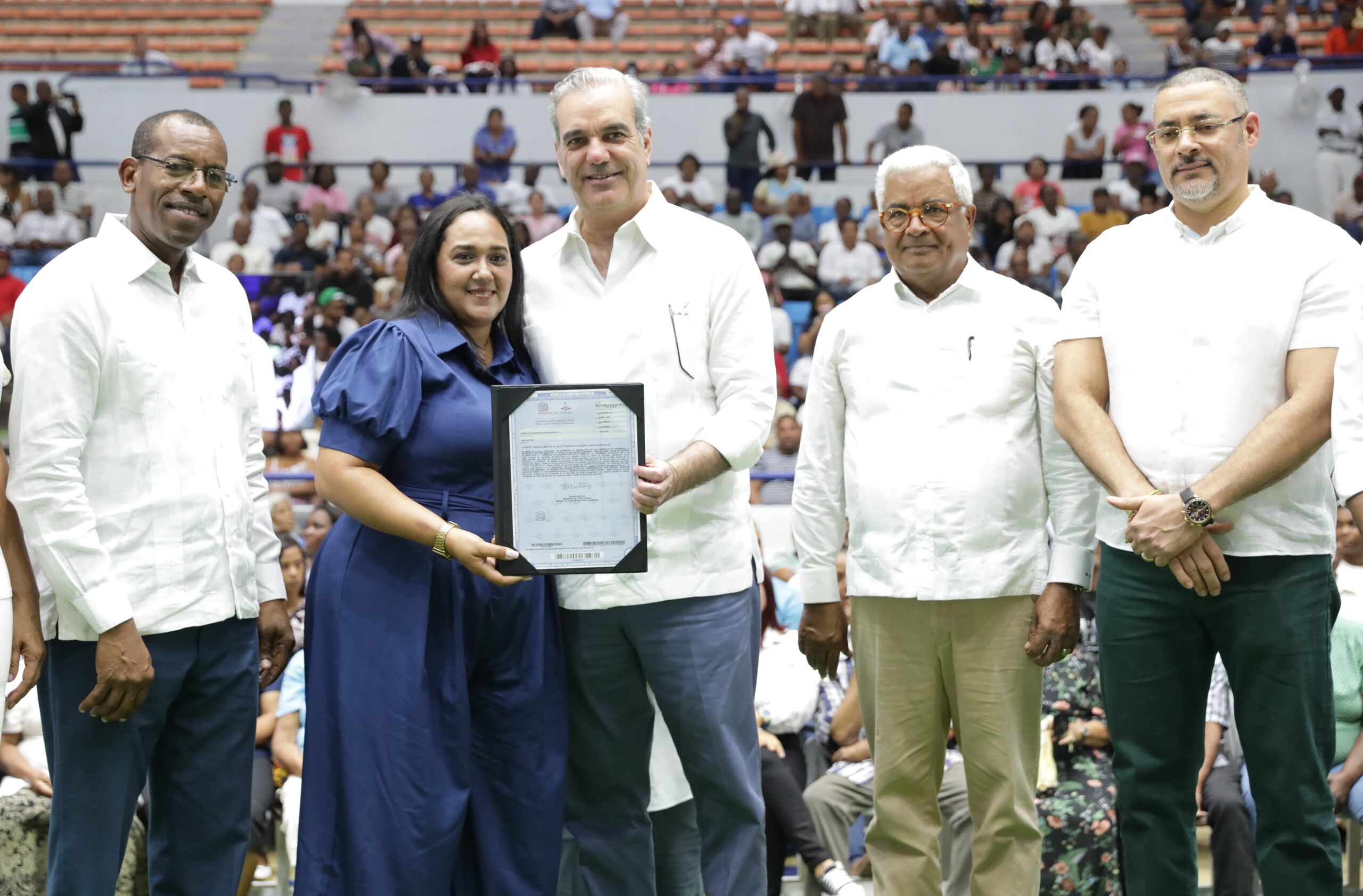 Presidente Abinader entrega 1,600 títulos de propiedad de un total de 2,521, en La Romana, garantizando estabilidad, futuro y dignidad a más de 10 mil personas