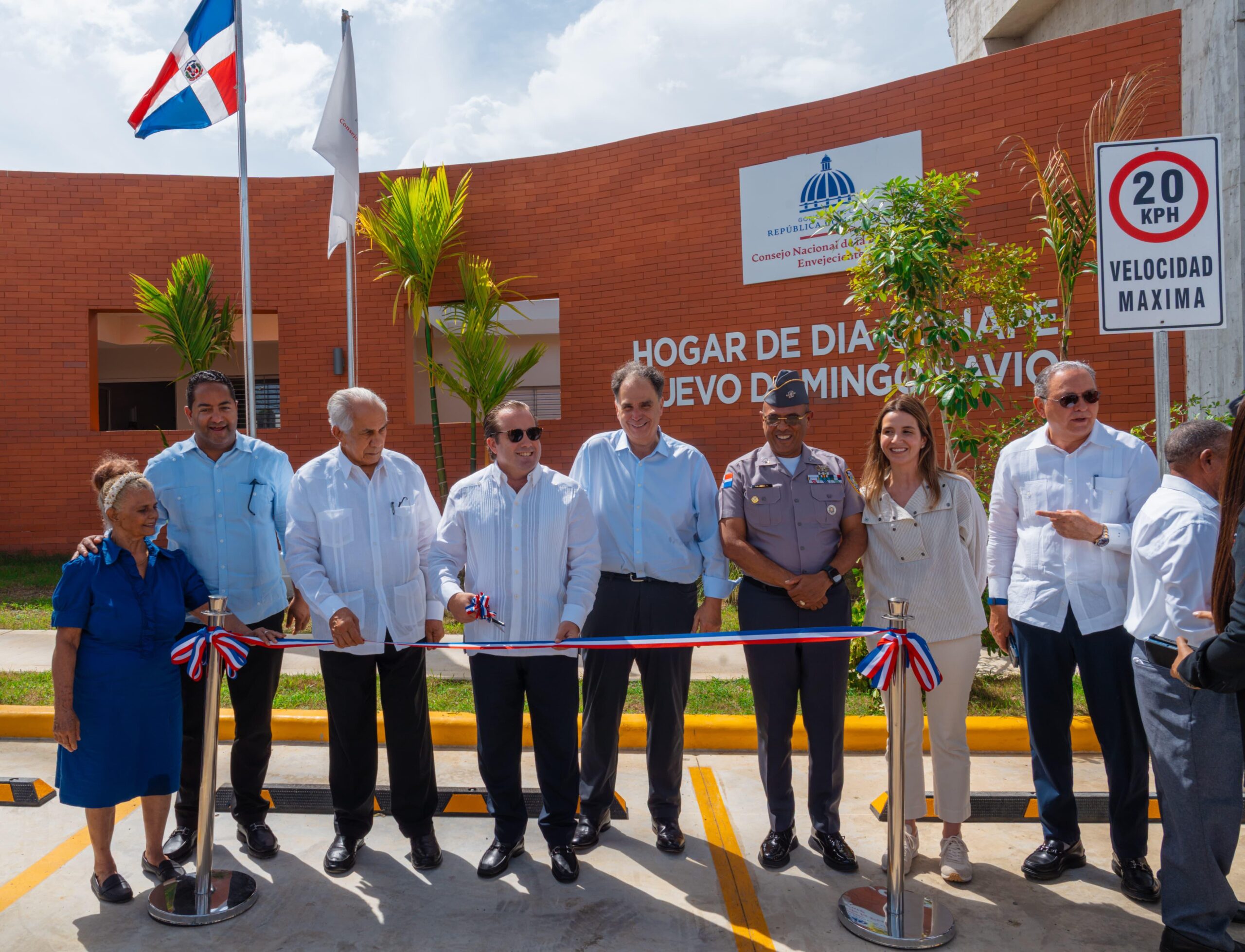 Ministro Paliza encabeza entrega de hogar de día para adultos mayores en el Nuevo Domingo Savio