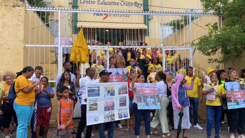 Protestan por terminación de pabellón en la Escuela Parroquial de Cristo Rey