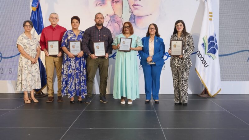 ISFODOSU entrega premio al compromiso con la excelencia docente y la investigación a sus profesores