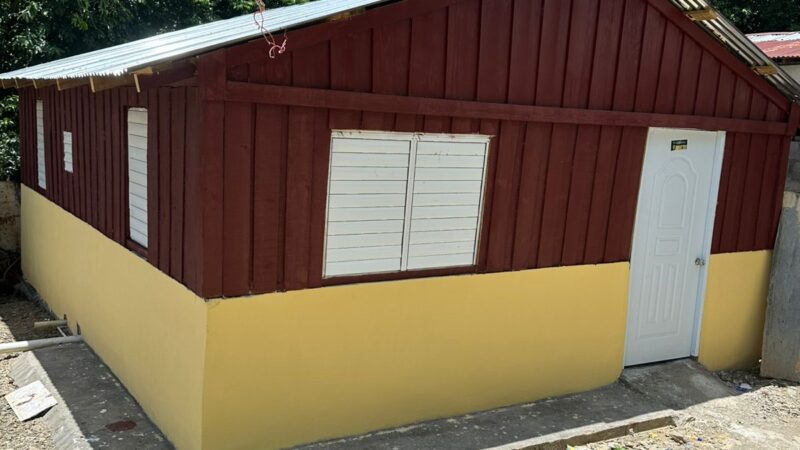 Diputado José Luis Abreu entrega vivienda a madre soltera en Rincón, distrito municipal de Jima
