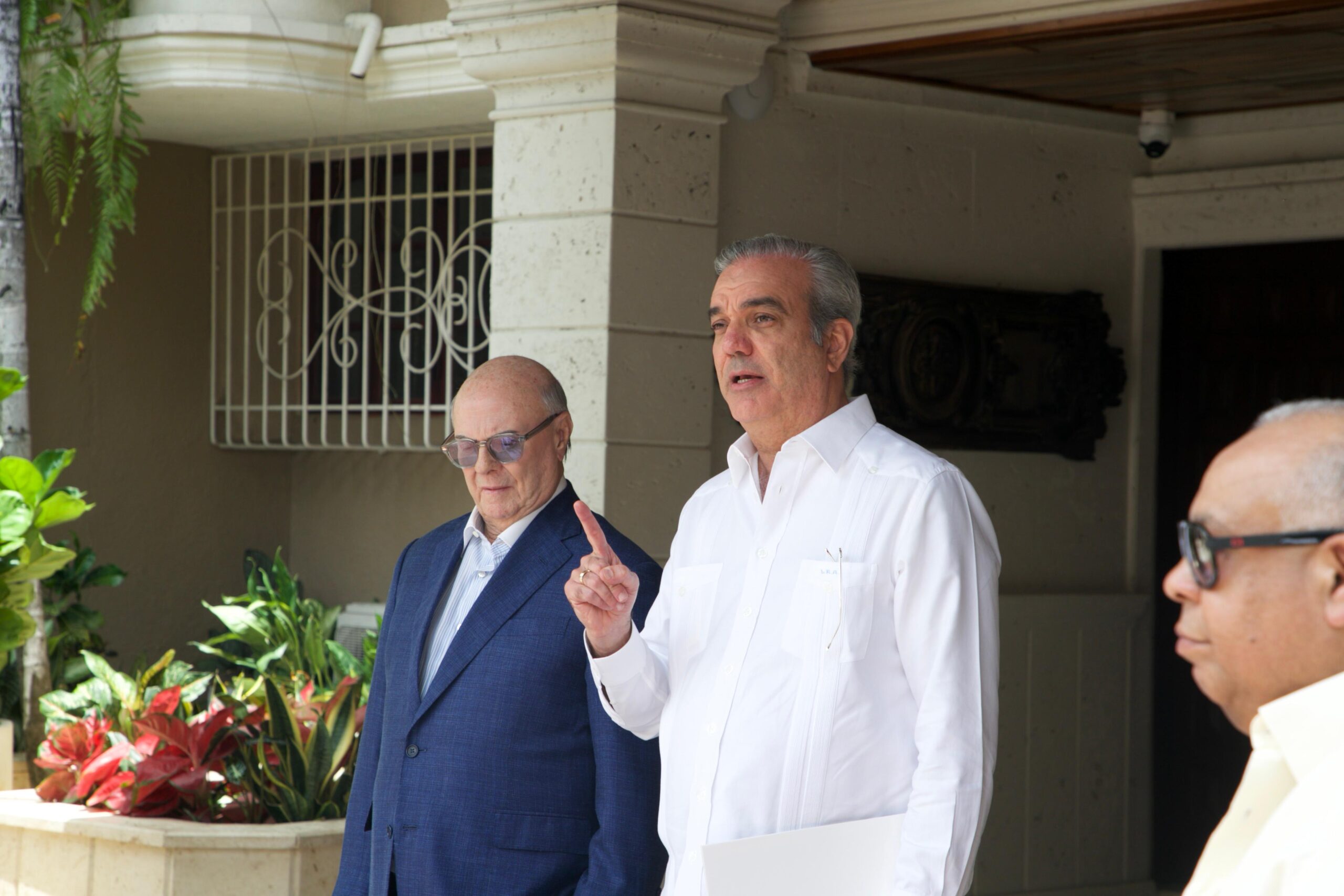 Presidente Abinader resalta consenso nacional ante crisis haitiana tras reunión con expresidente Hipólito Mejía