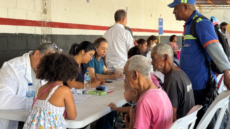 Alcaldía del DN impacta en San Carlos con operativo médico y social