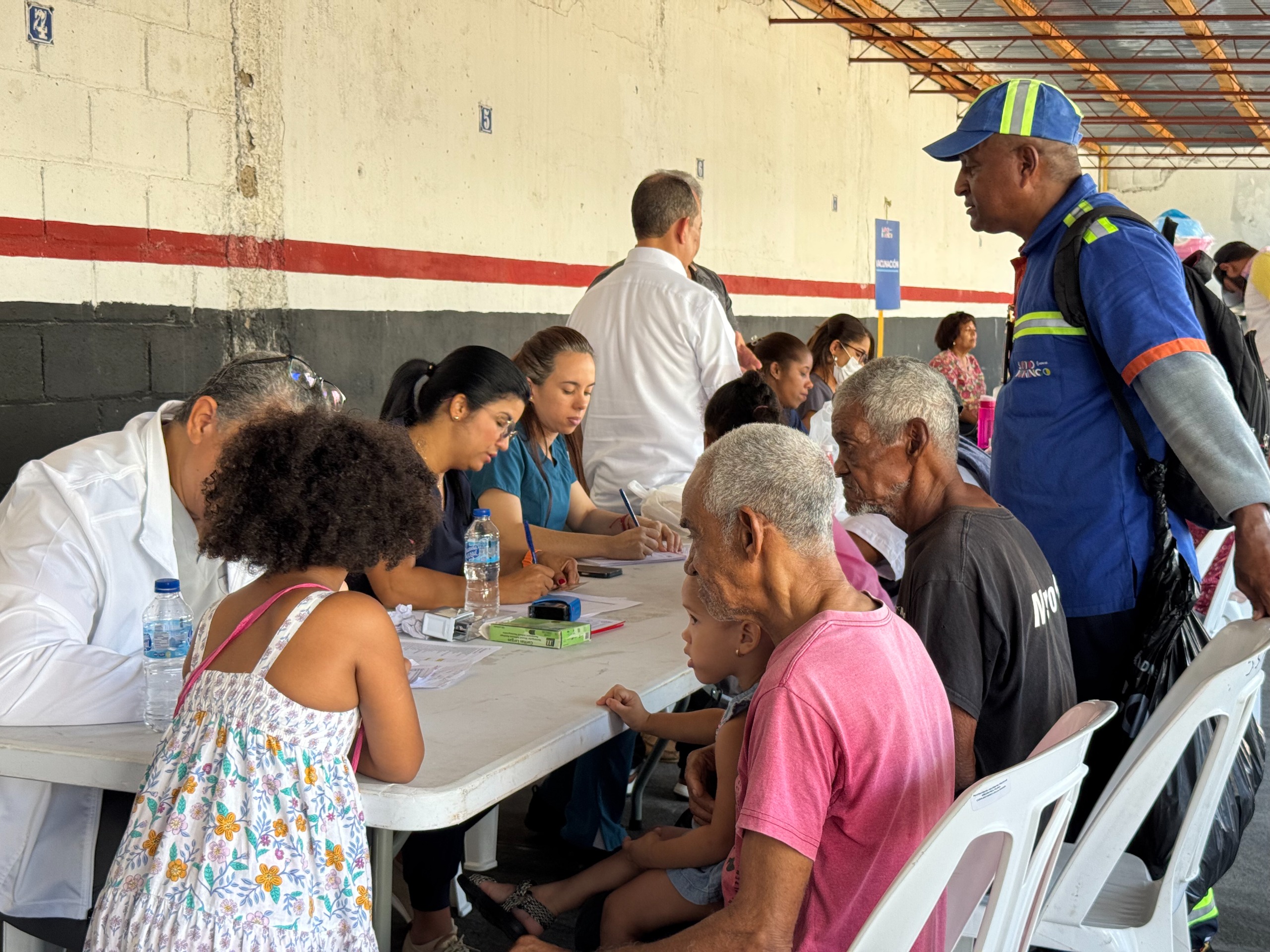 Alcaldía del DN impacta en San Carlos con operativo médico y social
