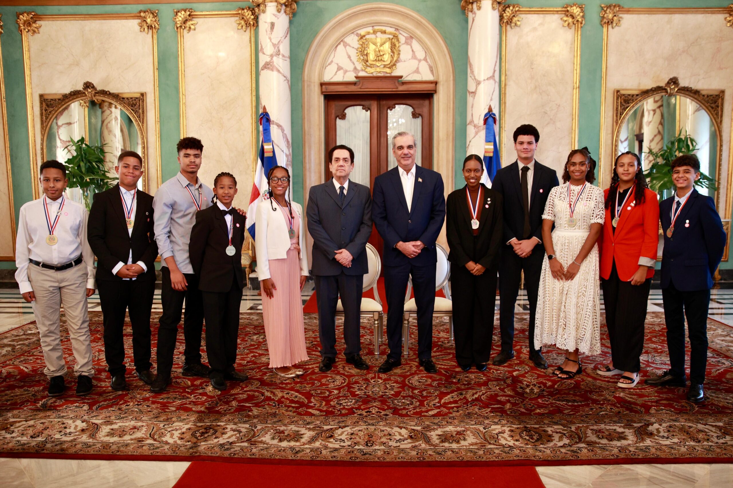 Presidente Abinader recibe a los estudiantes dominicanos residentes en España galardonados con el Premio al Mérito Escolar 2025