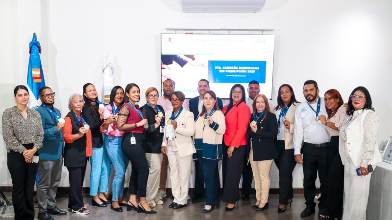 Departamento Aeroportuario entrega “Reconocimiento al Mérito” a empleados