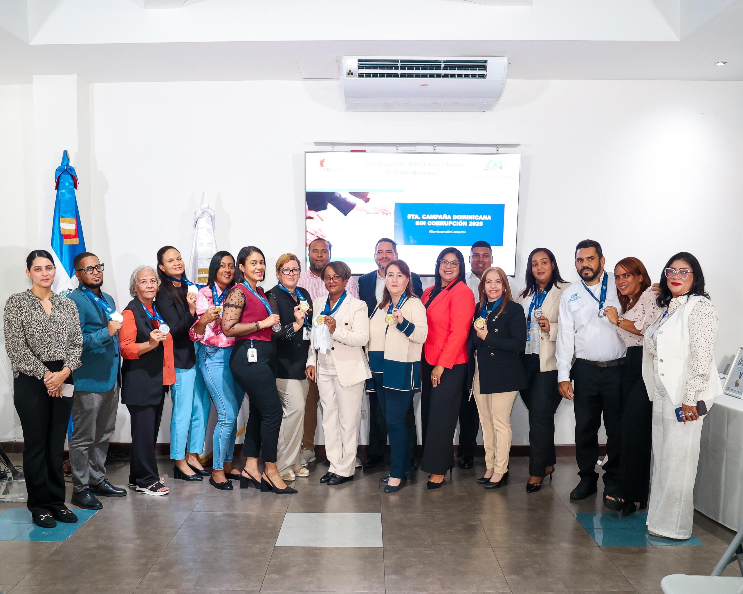 Departamento Aeroportuario entrega “Reconocimiento al Mérito” a empleados