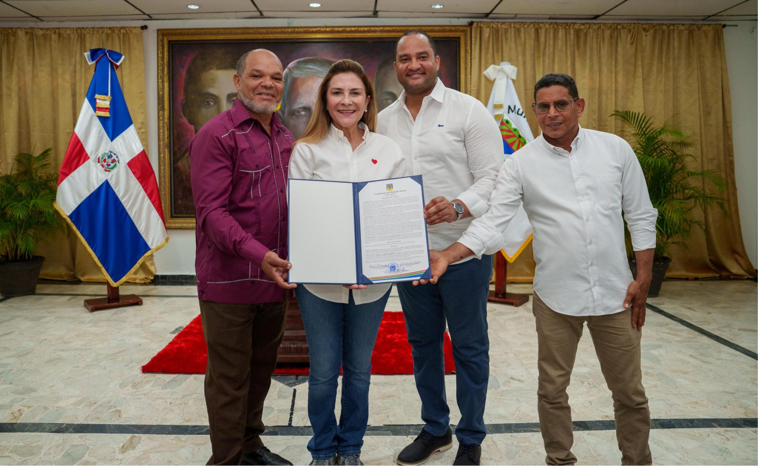 Carolina es reconocida como Visitante Distinguida del municipio de Salcedo