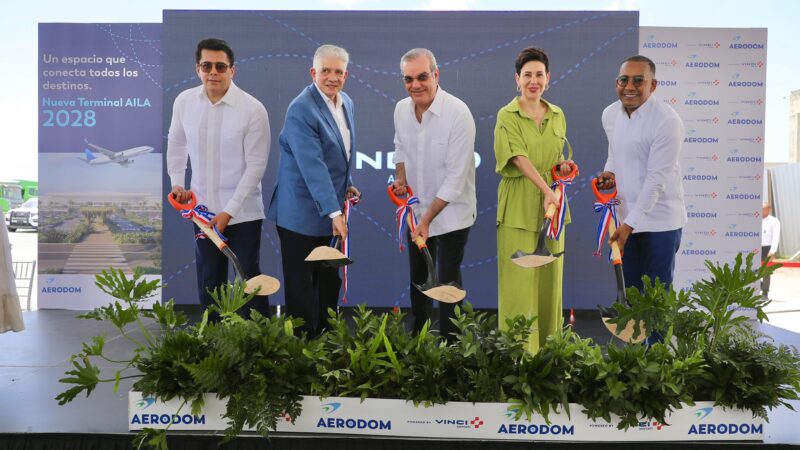 Presidente Abinader y Yayo Sanz Lovatón inauguran en el AILA nueva terminal courier para manejo de mercancía comprada por internet