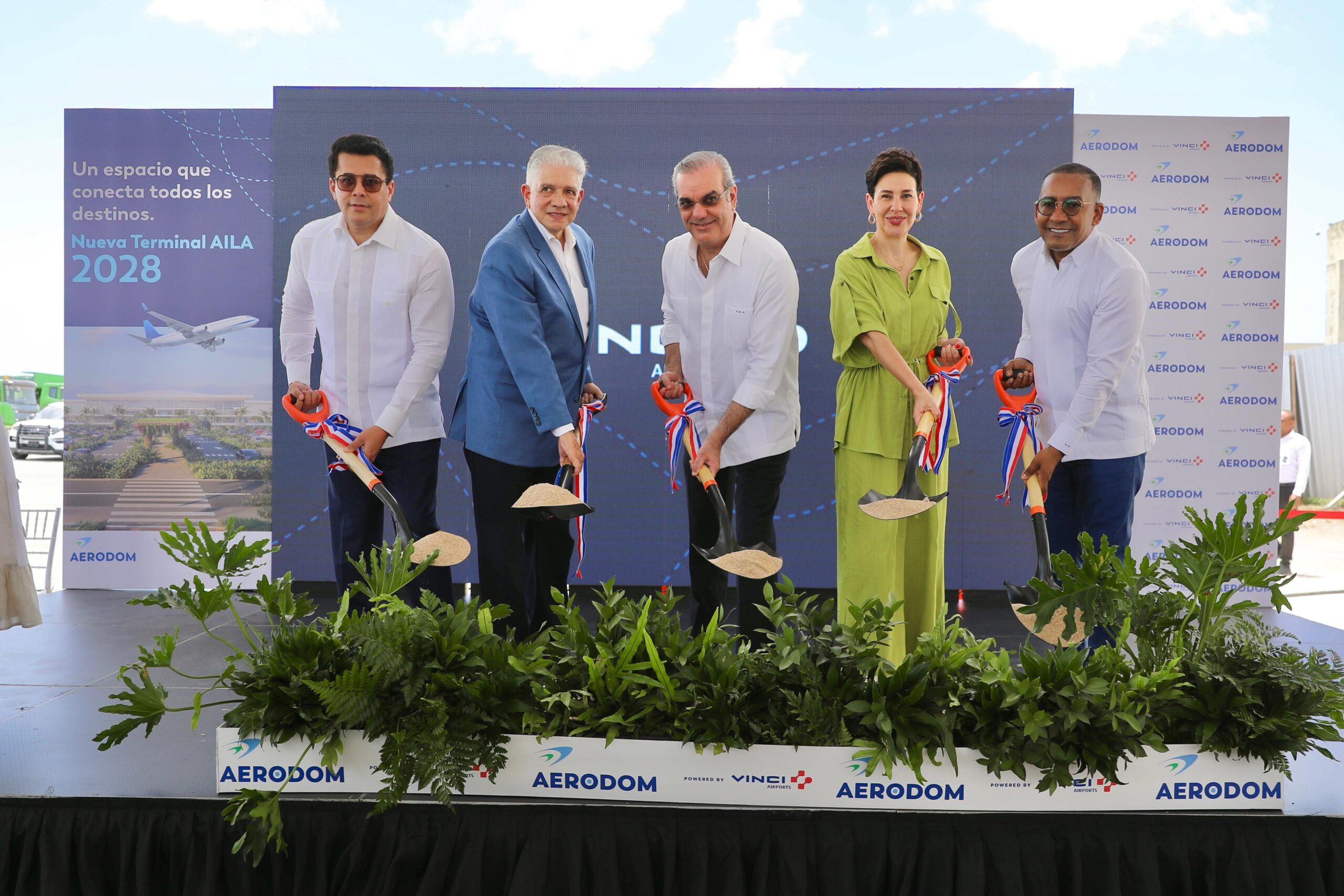 Presidente Abinader y Yayo Sanz Lovatón inauguran en el AILA nueva terminal courier para manejo de mercancía comprada por internet