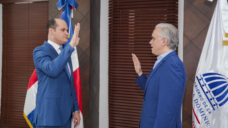 Luis Miguel De Camps juramenta a Adolfo Pérez De León como nuevo director del INABIE