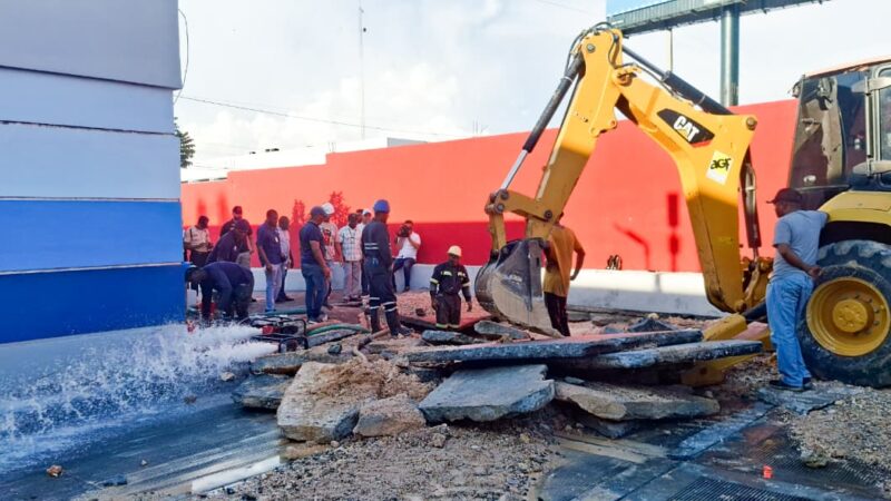 Brigadas de la CAASD trabajan en reparación de avería en Avenida Máximo Gómez con Ovando, DN