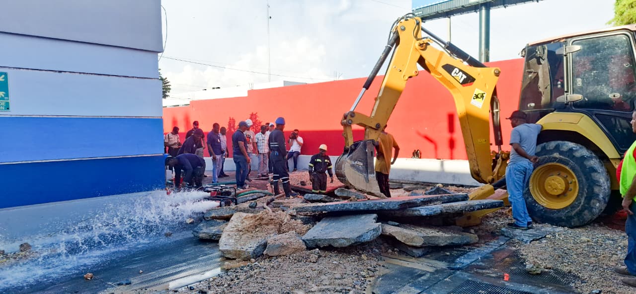 Brigadas de la CAASD trabajan en reparación de avería en Avenida Máximo Gómez con Ovando, DN