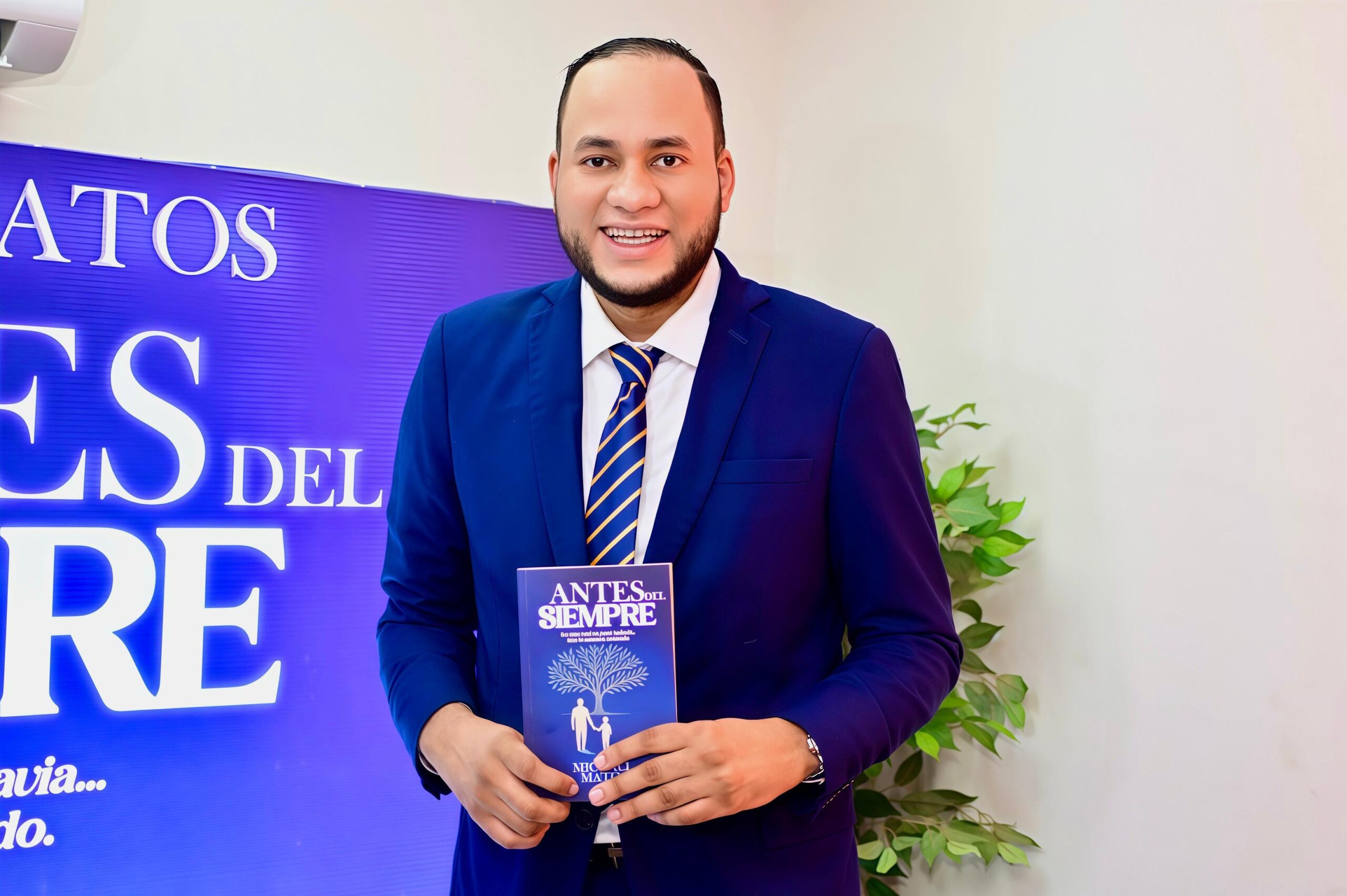 El joven regidor que escribe historias: Michael Matos y su libro Antes del Siempre