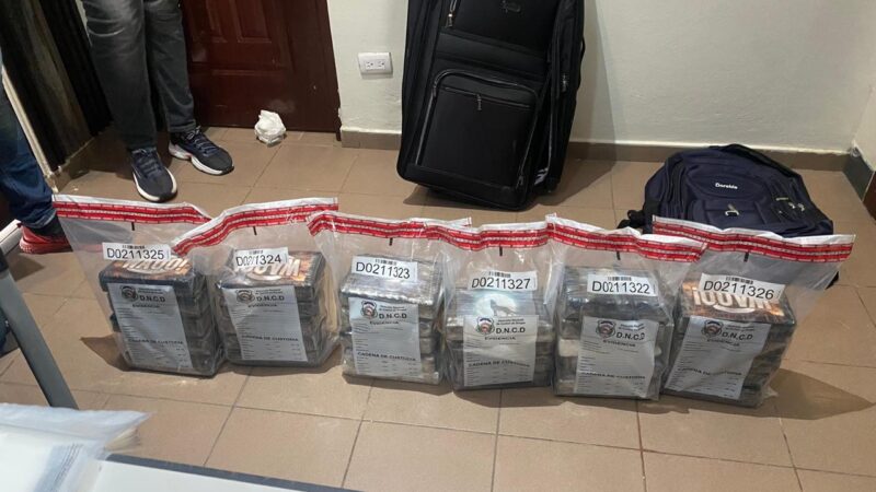 OPERACIÓN SIMULTÁNEA: DOS HOMBRES ARRESTADOS CON 93 PAQUETES DE PRESUNTA COCAÍNA