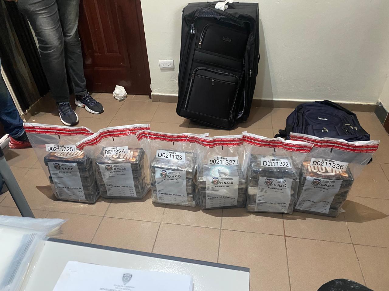 OPERACIÓN SIMULTÁNEA: DOS HOMBRES ARRESTADOS CON 93 PAQUETES DE PRESUNTA COCAÍNA