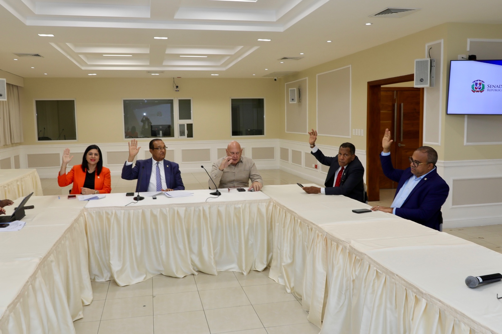 Comisión de Medio Ambiente del Senado aprueba Resolución en favor de la titulación de familias de Las Salinas y la protección de las Dunas de Baní