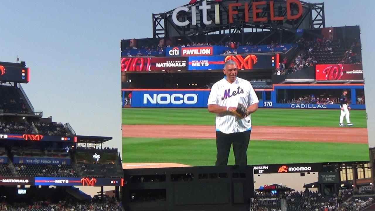 Cónsul dominicano Jesús Vásquez realiza lanzamiento de honor en el Citi Field durante el Mes de la Hispanidad