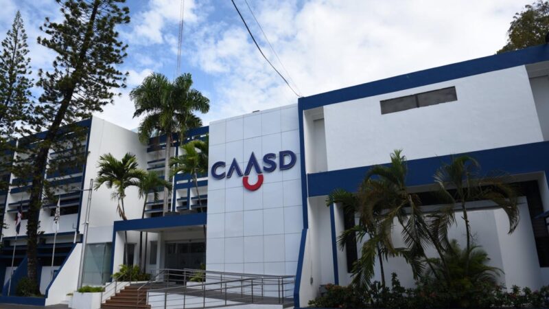 CAASD trabaja para solucionar avería causada por lluvias que limita suministro de agua potable en Las Praderas