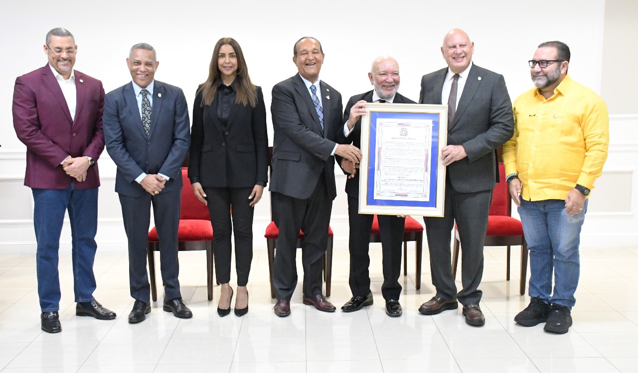 Senado de la República reconoce al comunicador Jochy Santos por sus 50 años de trayectoria