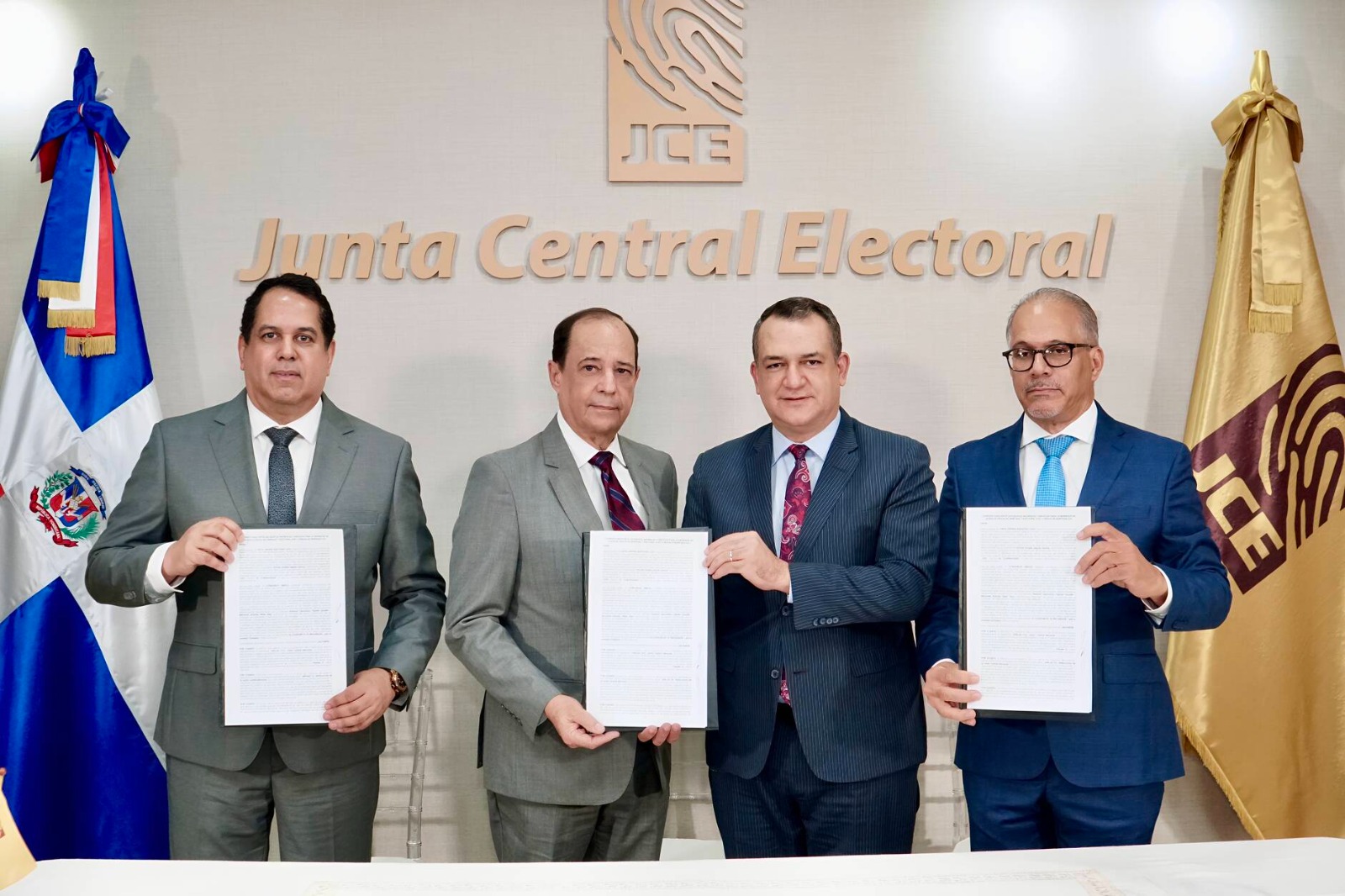 JCE y EMDOC firman contrato para suplir equipos, materiales y servicios para la nueva cédula