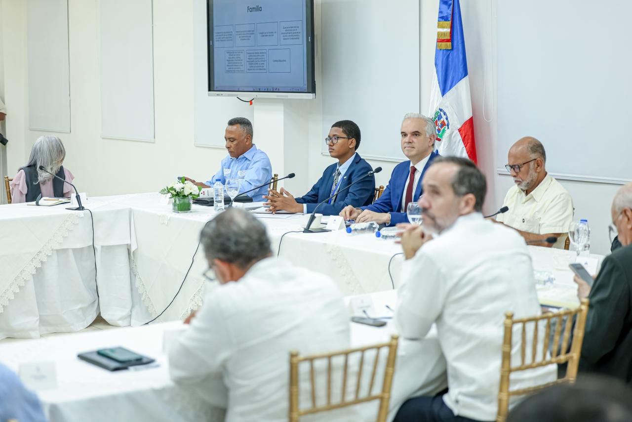 Comunidad estudiantil respalda la “Mesa de los cinco pilares” impulsada por el ministro Luis Miguel De Camps