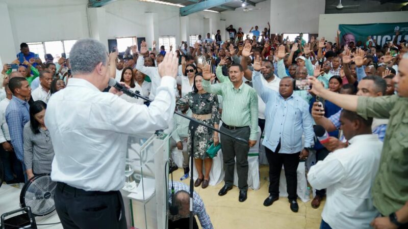 Leonel juramenta exdirigentes del PRM y PLD que se suman a la FP en San Cristóbal