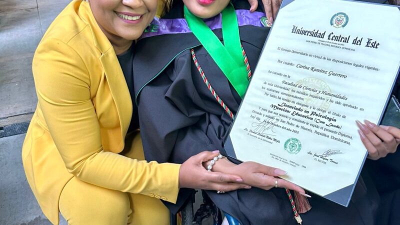 Joven con condiciones especiales se gradúa con honores tras beca otorgada por Aracelis Villanueva