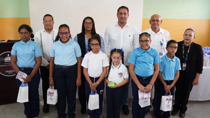 El INABIE mejora la calidad de vida de 302 estudiantes de Jarabacoa con la entrega de lentes correctivos